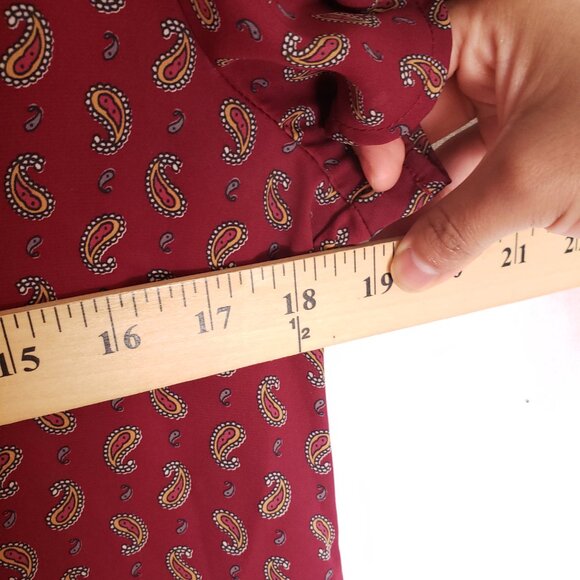 Forever 21 Burgundy Paisley Pattern Short Sleeve V Neck Blouse Size Small - Picture 2 of 12